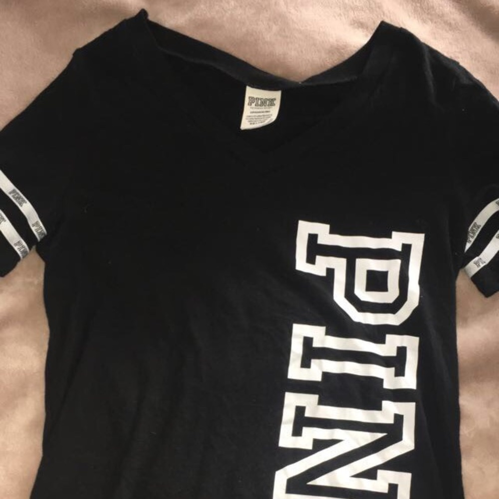 vs pink v-neck T-shirt